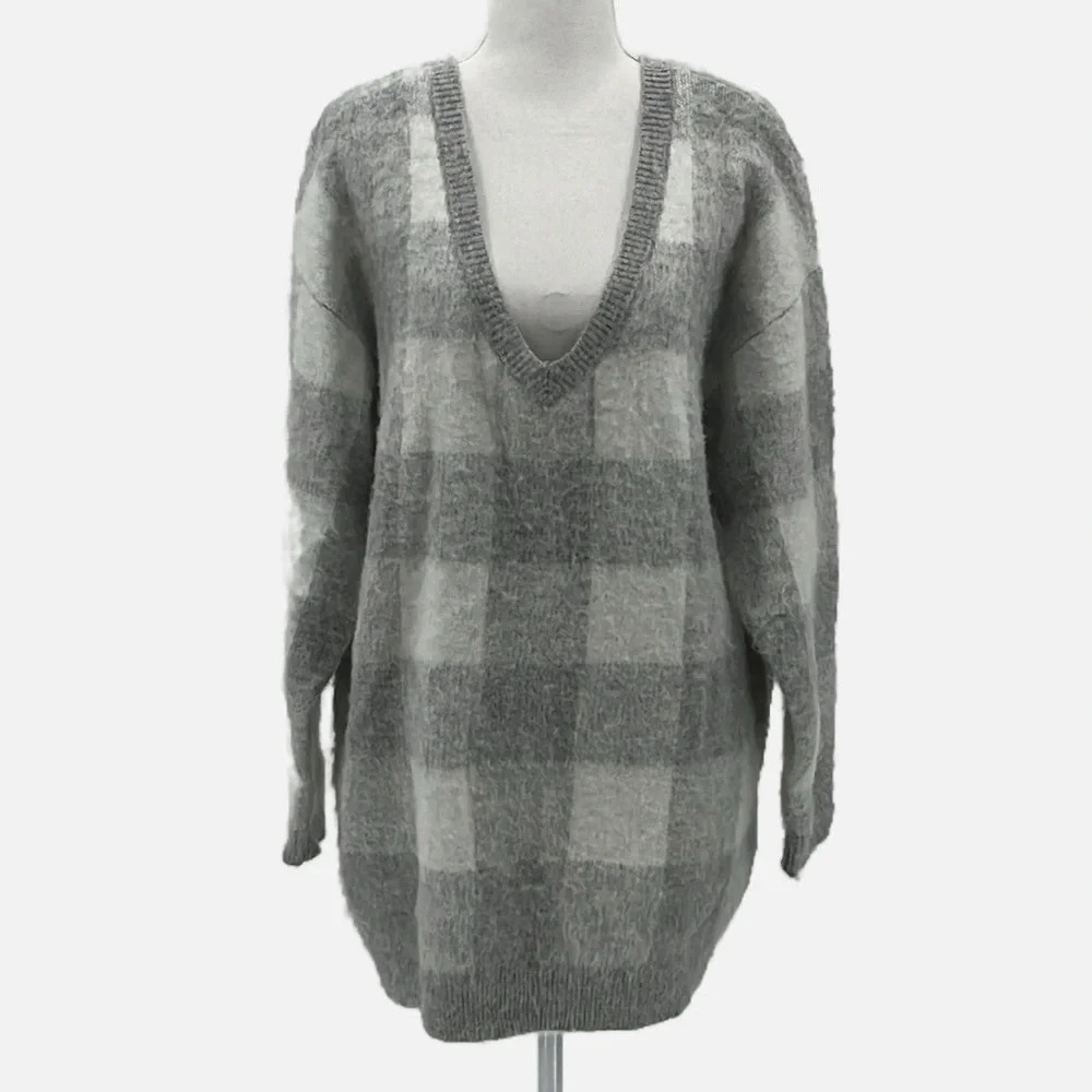 Halogen Oversized V Neck Big Plaid Sweater in Gray & White - Size Small
